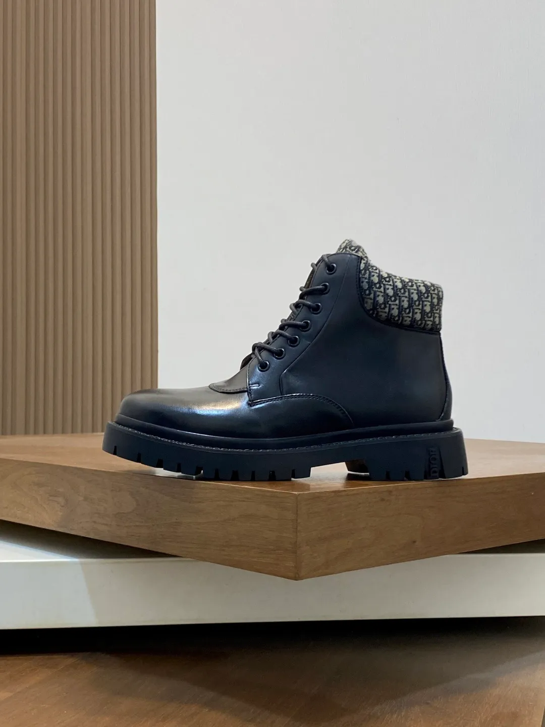 [DIOR] Top P: 900💰 Size: 39-44 (38.45. Can be customized) 2025ss Dior Dio* - autumn and winter luxury men's mid-top short boots, purely handmade, both inside and outside are imported first-layer cowhide, high-end quality and exquisite craftsmanship. Original TPU combination outsole. Wear a noble gentleman's taste. The best last type has been carefully debugged. Comfortable.
